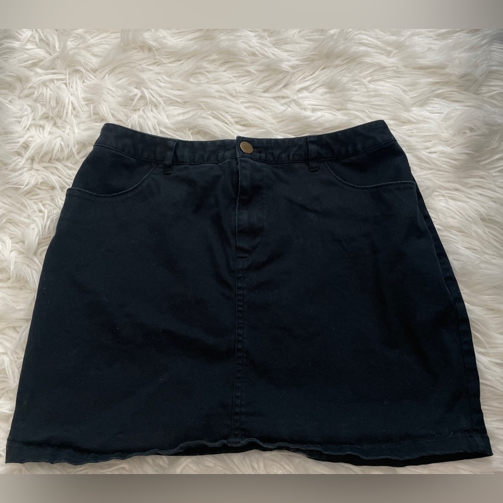 FOREVER 21 Black Skirt (M)